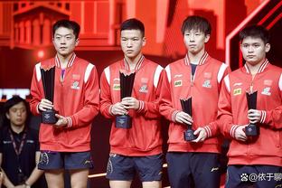 王大雷领取第2轮最佳球员奖杯：希望大家继续支持中超和泰山队